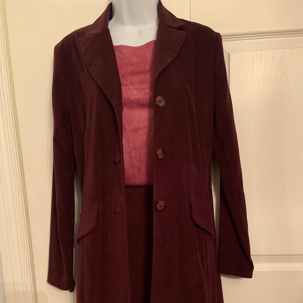 Skirt suit